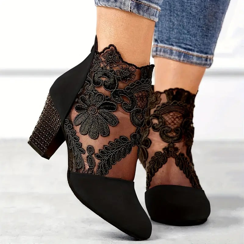 Stiefeletten Damen mit Spitzenbesatz und verziertem Blockabsatz – Apollonia