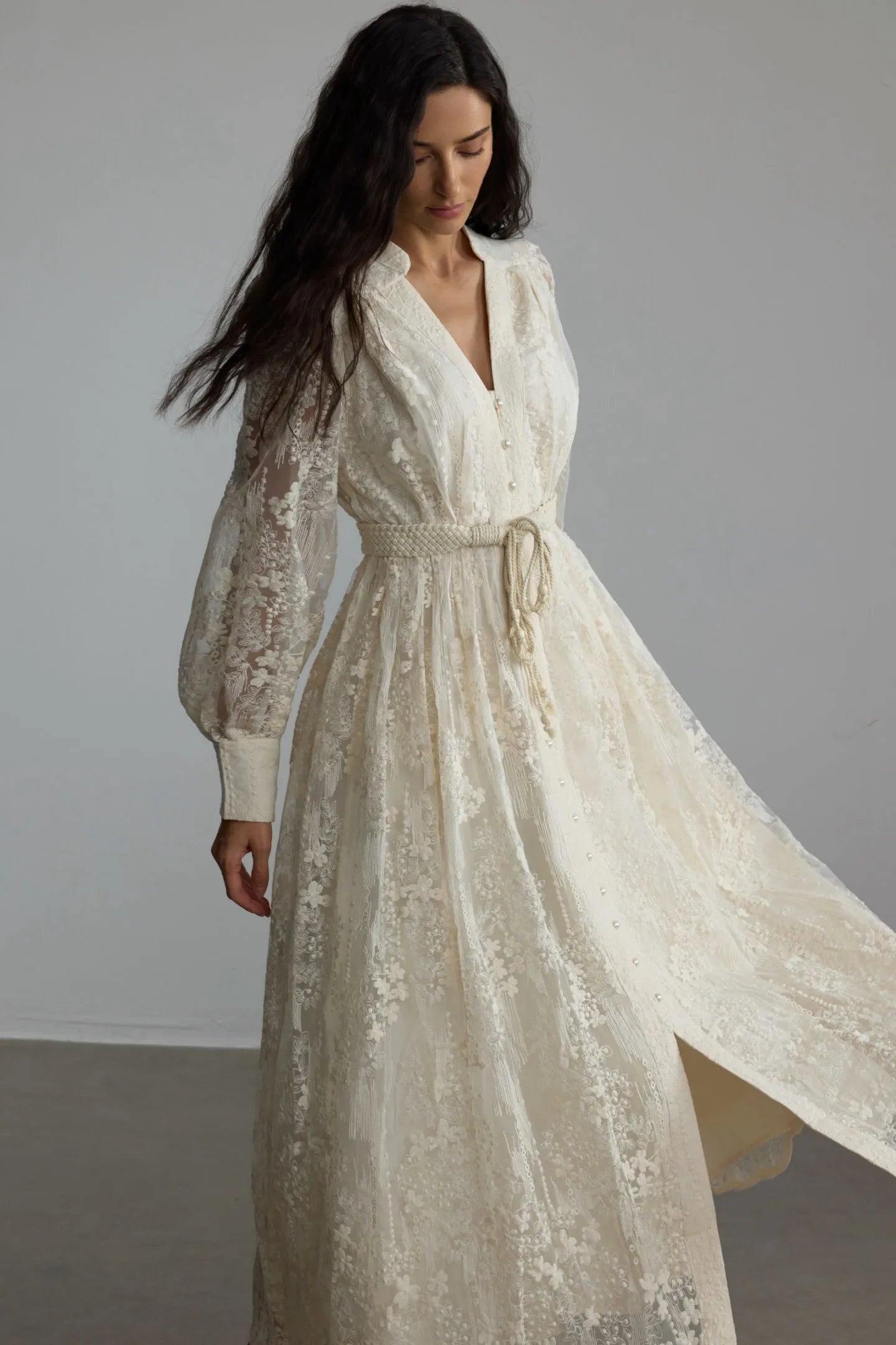 Spitzenkleid Damen mit Puffärmeln und Bindegürtel – Celestina
