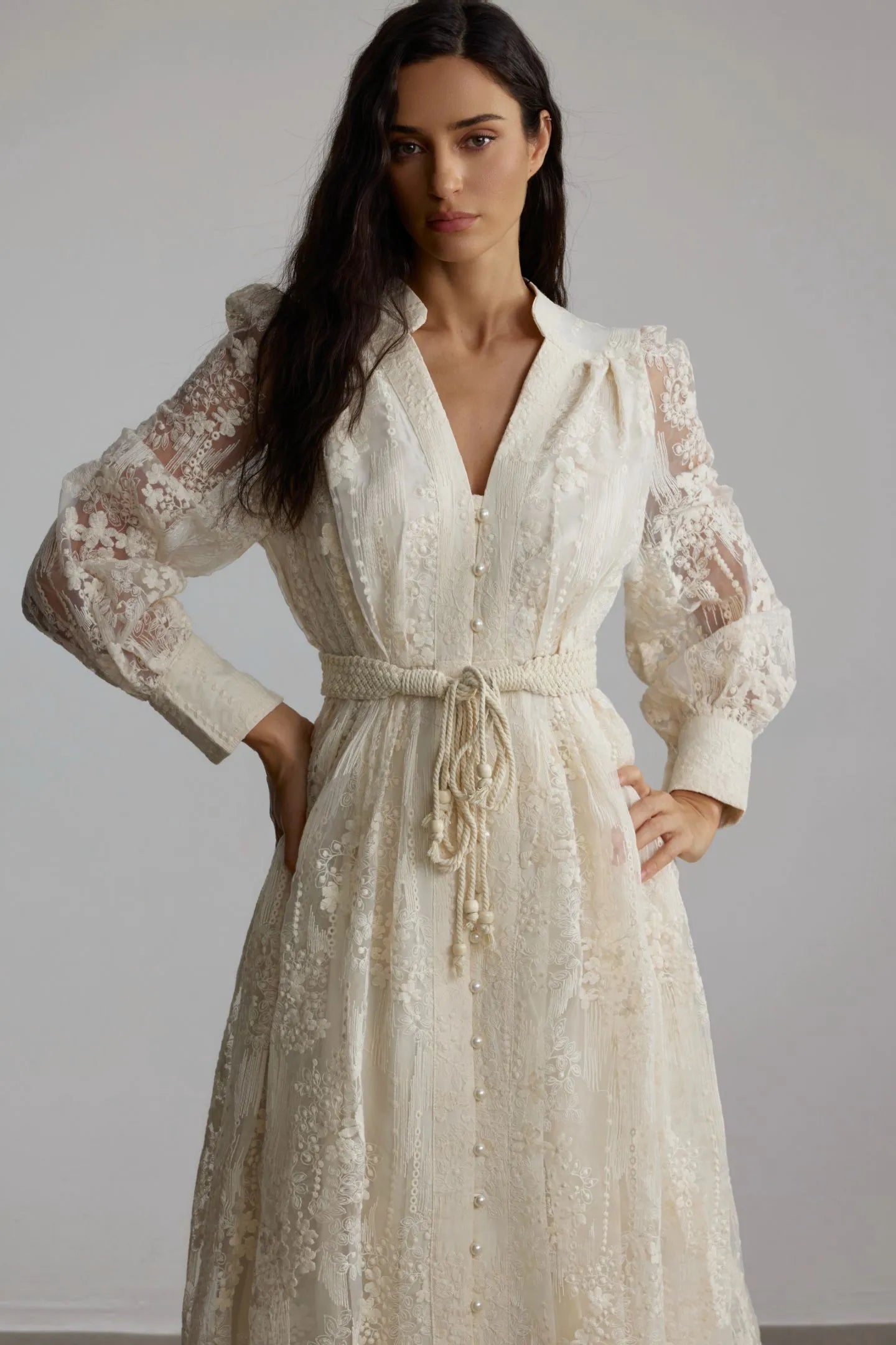Spitzenkleid Damen mit Puffärmeln und Bindegürtel – Celestina