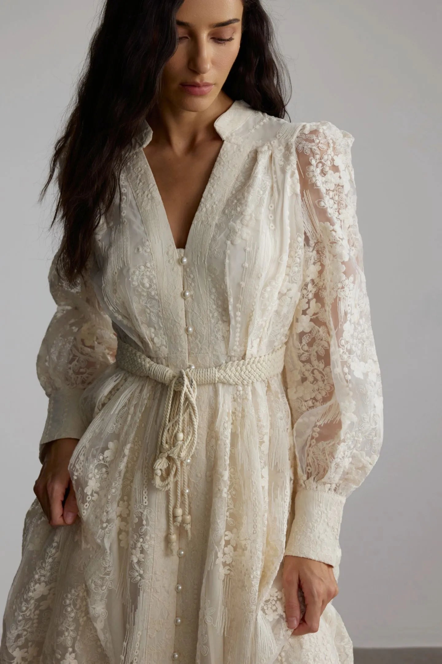 Spitzenkleid Damen mit Puffärmeln und Bindegürtel – Celestina