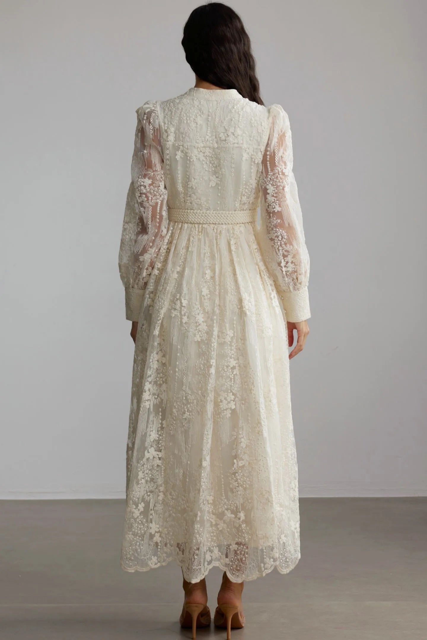 Spitzenkleid Damen mit Puffärmeln und Bindegürtel – Celestina