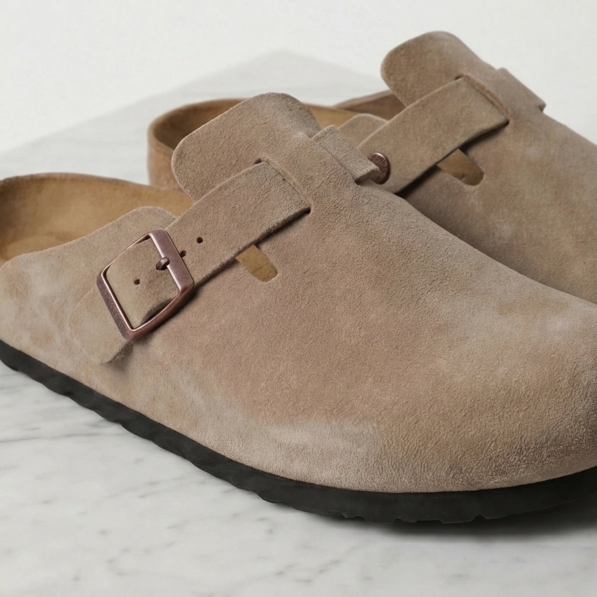 Clogs Herren mit Wildlederoptik und verstellbarer Schnalle – Benedetto