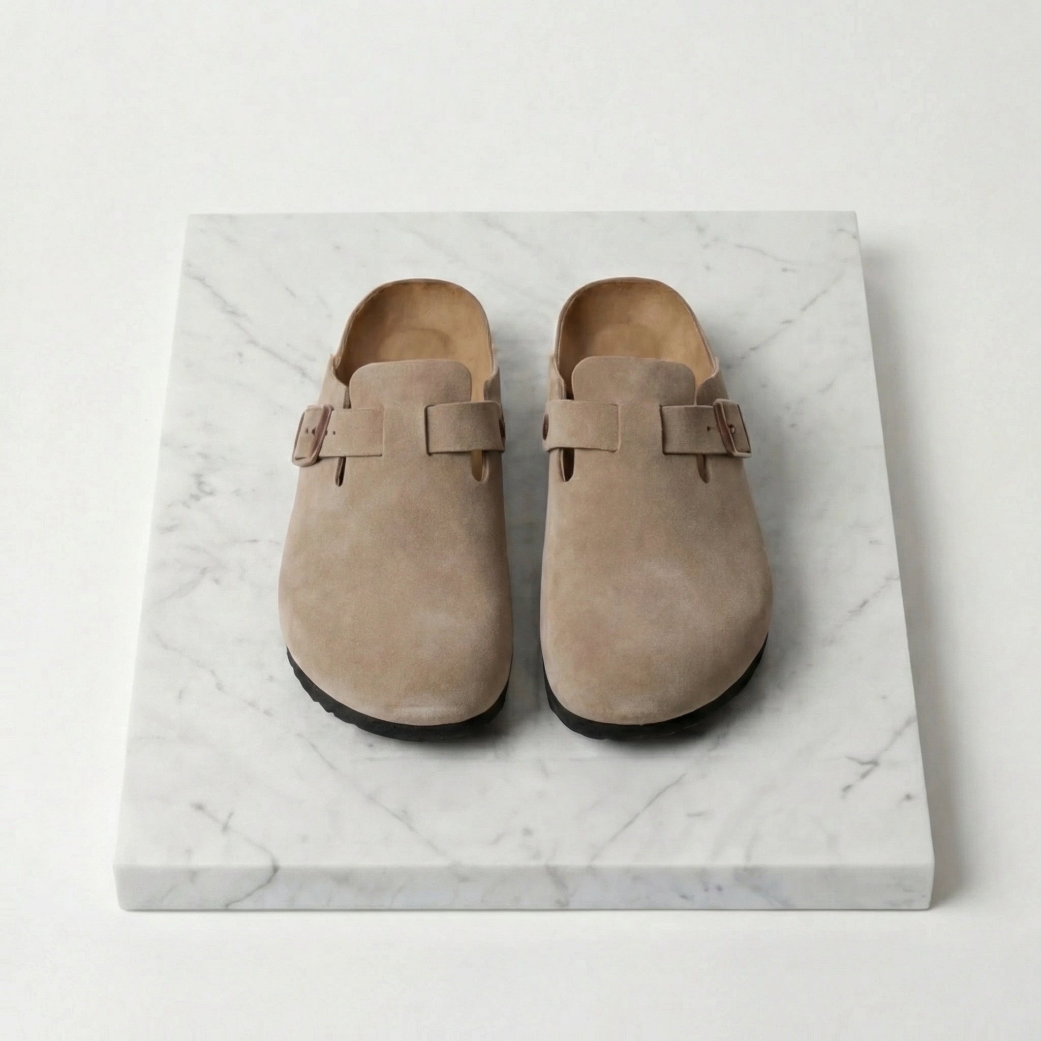 Clogs Herren mit Wildlederoptik und verstellbarer Schnalle – Benedetto