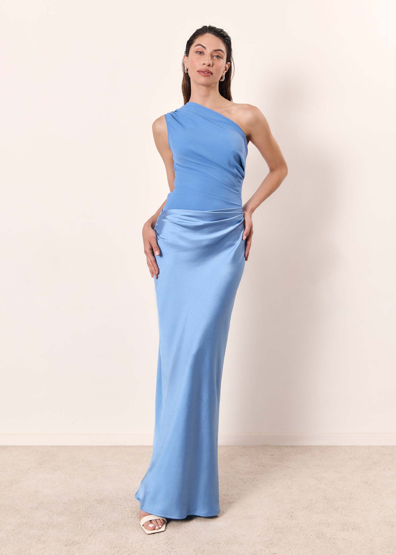 Abendkleid Damen mit One-Shoulder-Träger und Satinoptik – Isadora