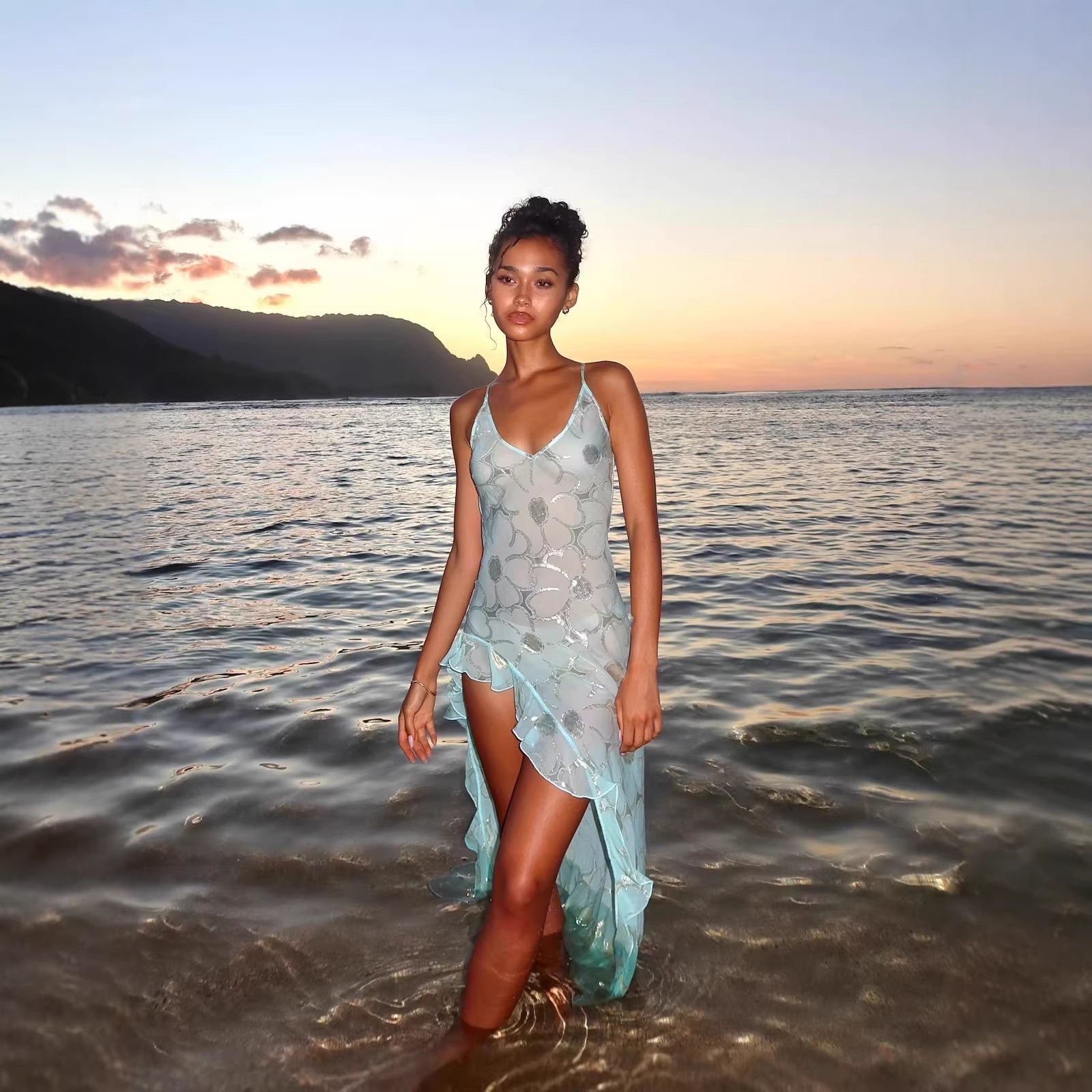 Strandkleid Damen mit Metallic-Muster und asymmetrischem Volant-Saum – Océane