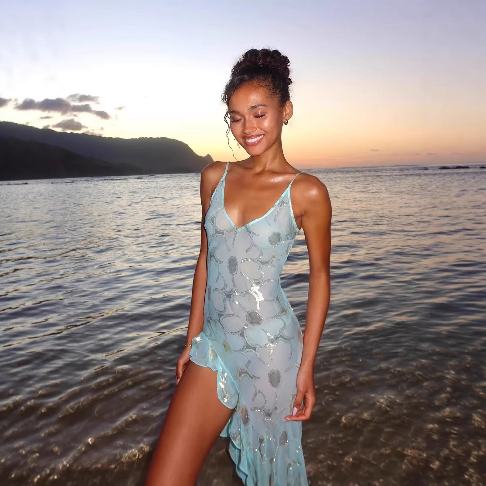 Strandkleid Damen mit Metallic-Muster und asymmetrischem Volant-Saum – Océane