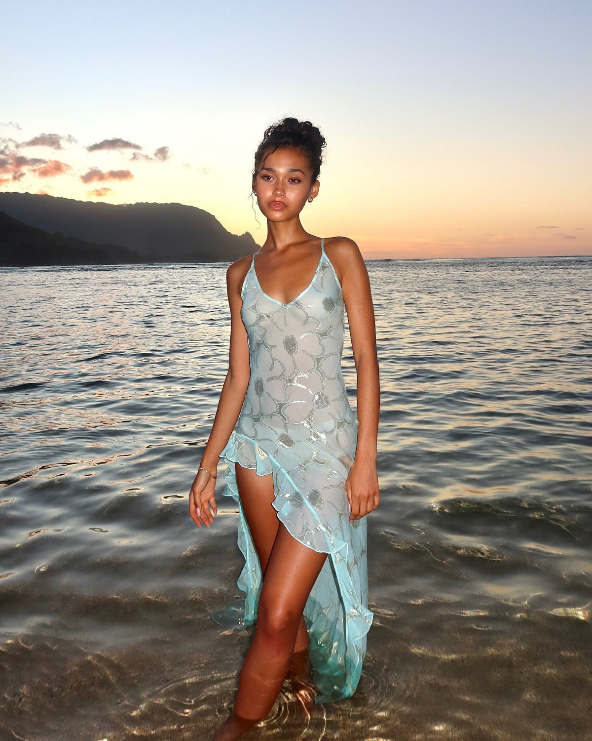 Strandkleid Damen mit Metallic-Muster und asymmetrischem Volant-Saum – Océane