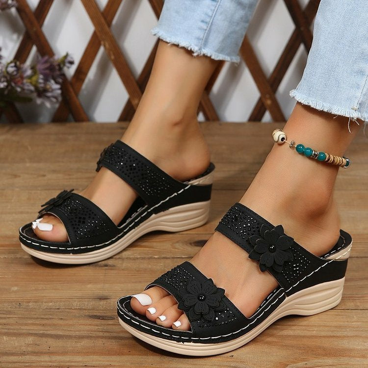 Keilpantoletten Damen mit Blumenapplikation und Strass-Details – Rosalinde