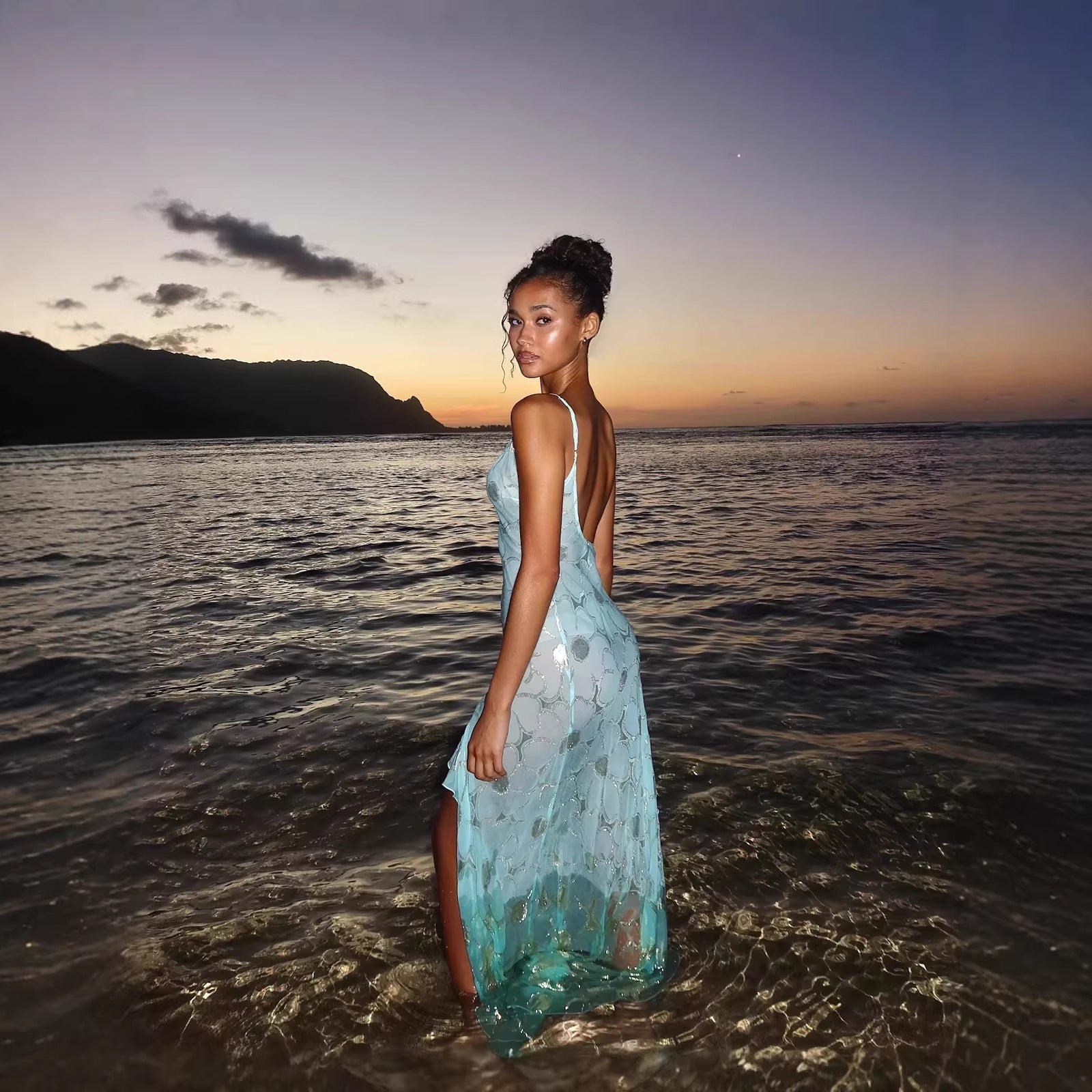 Strandkleid Damen mit Metallic-Muster und asymmetrischem Volant-Saum – Océane