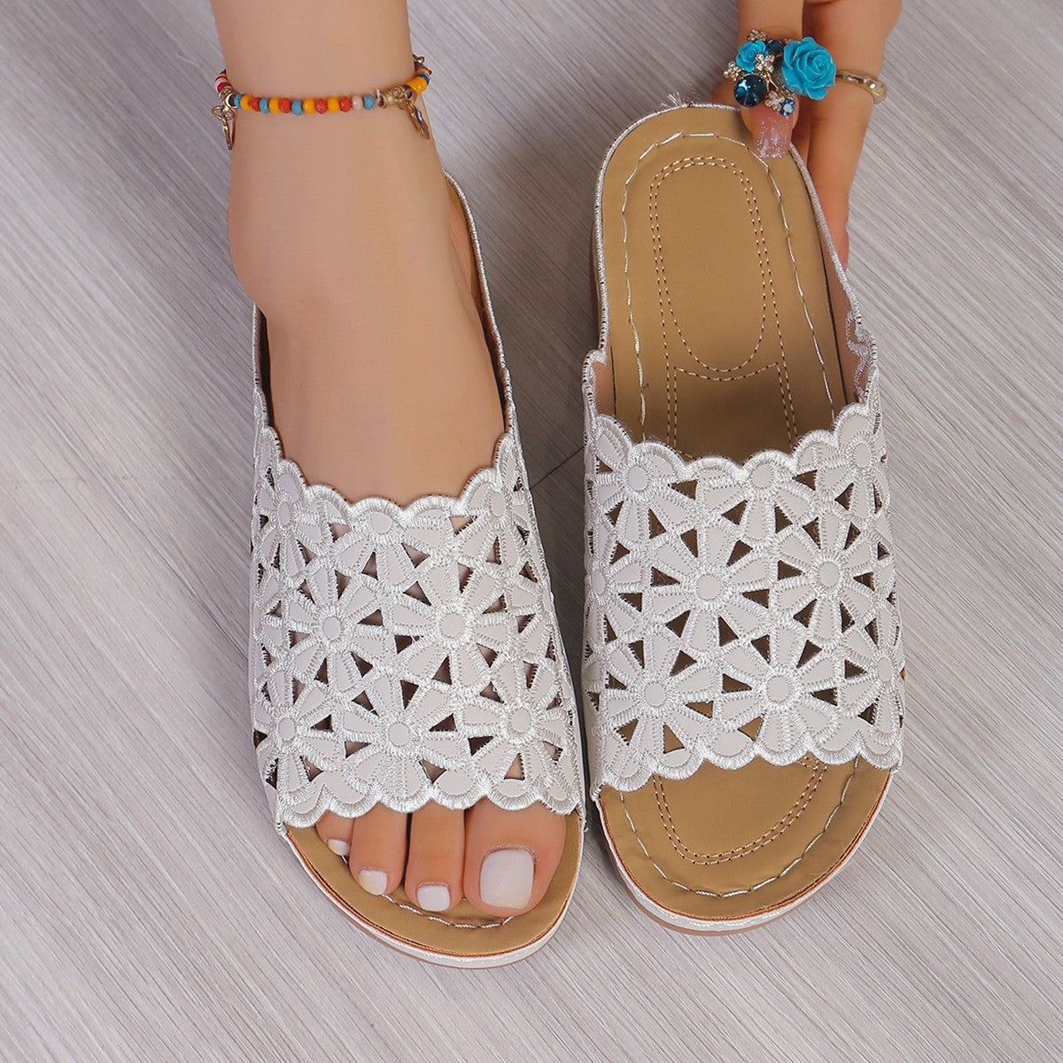 Keilsandalen Damen mit Blumen-Cutout und Peeptoe – Floriana