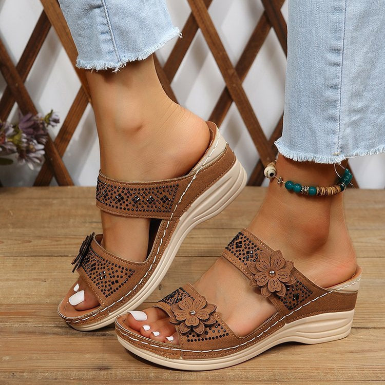 Keilpantoletten Damen mit Blumenapplikation und Strass-Details – Rosalinde