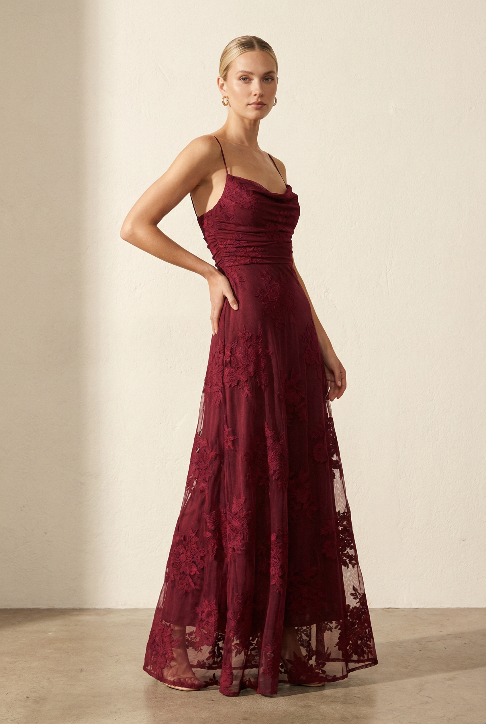 Rosalina Spitzen-Maxikleid mit Wasserfallausschnitt