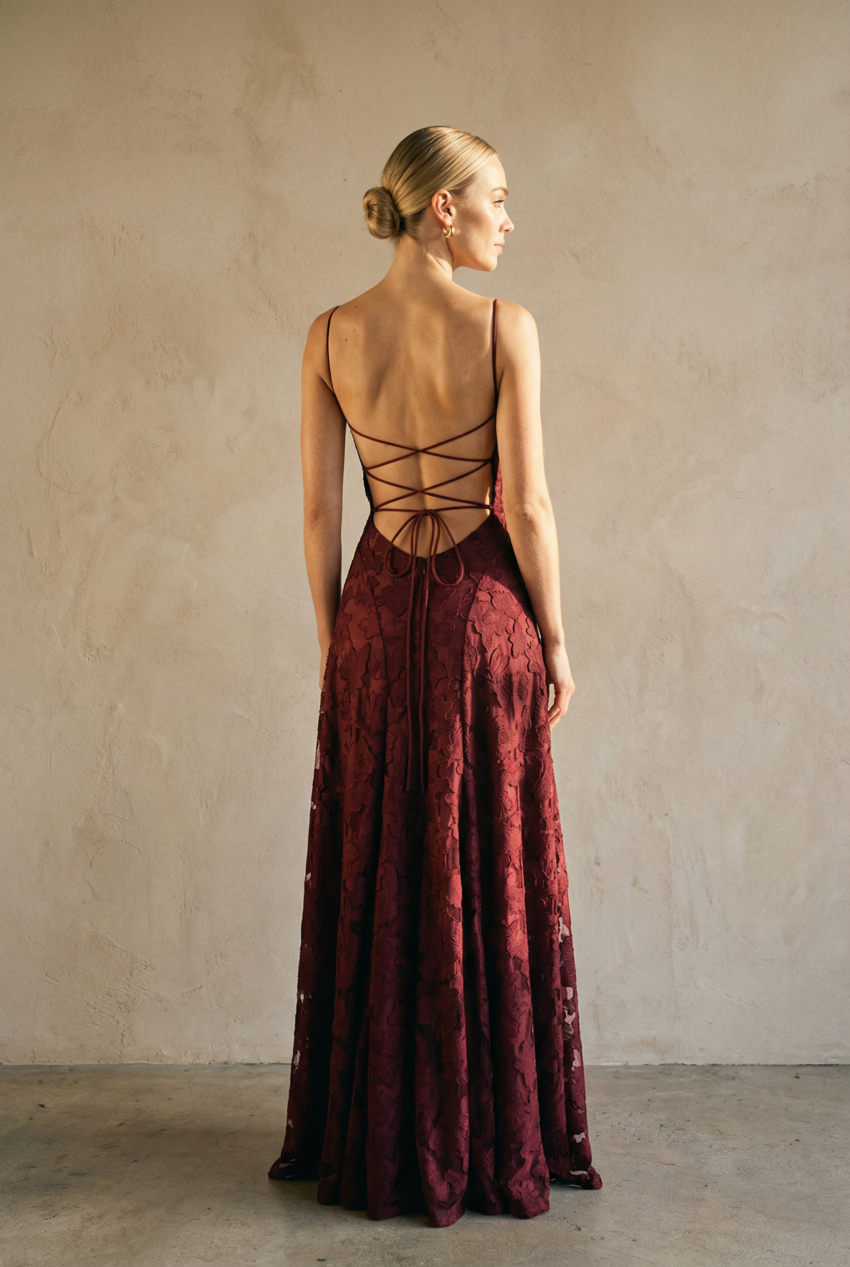 Rosalina Spitzen-Maxikleid mit Wasserfallausschnitt