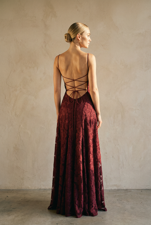 Rosalina Spitzen-Maxikleid mit Wasserfallausschnitt