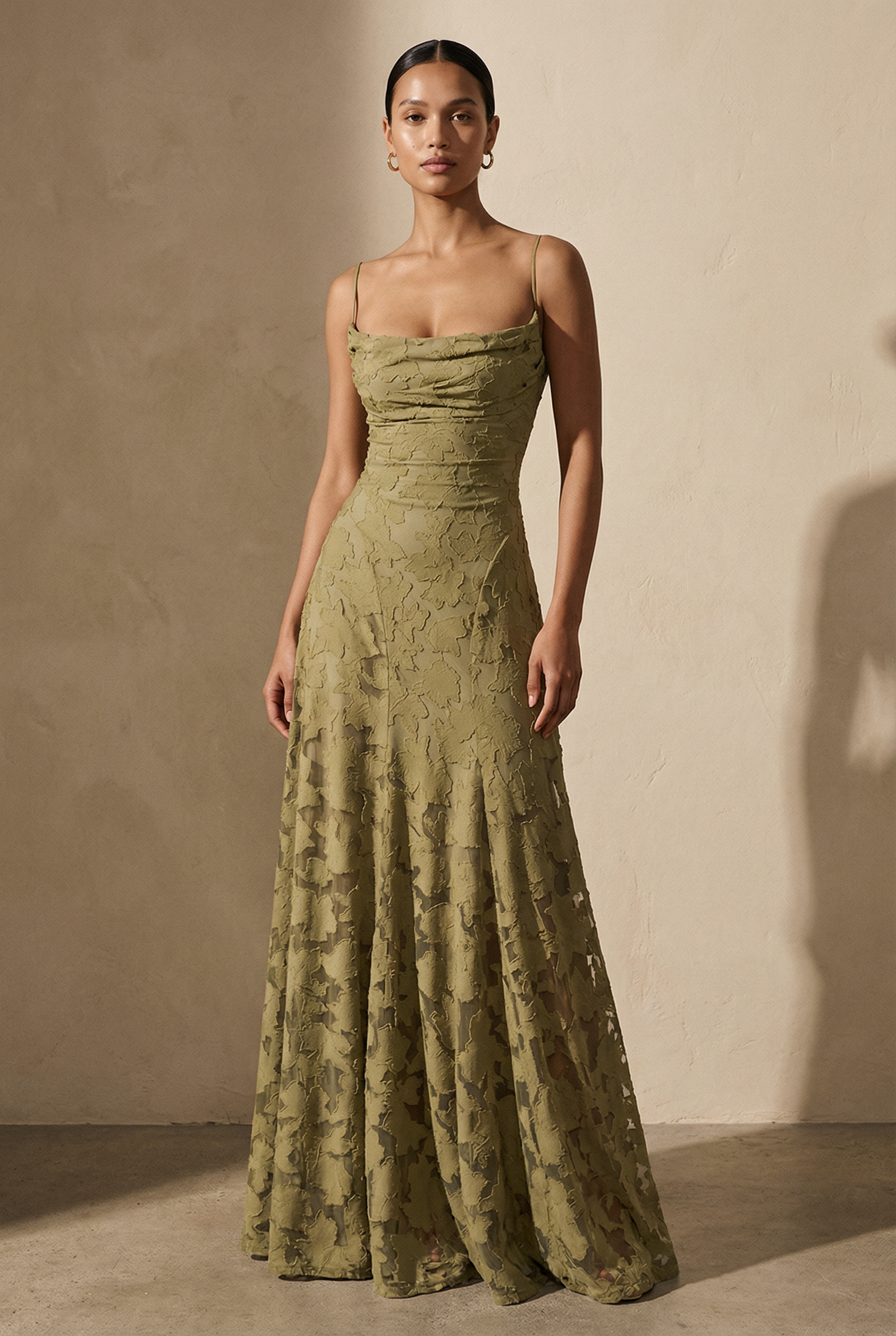 Rosalina Spitzen-Maxikleid mit Wasserfallausschnitt