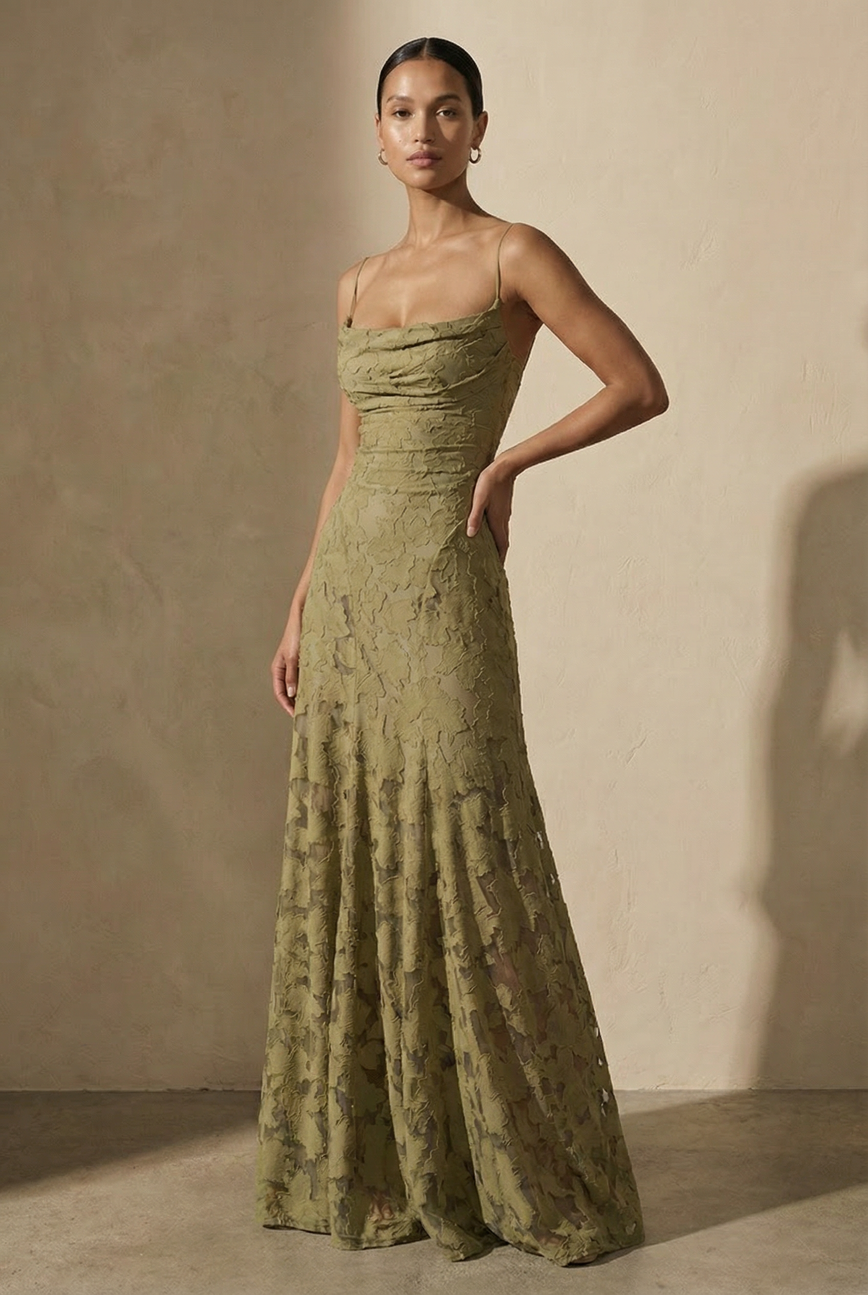 Rosalina Spitzen-Maxikleid mit Wasserfallausschnitt