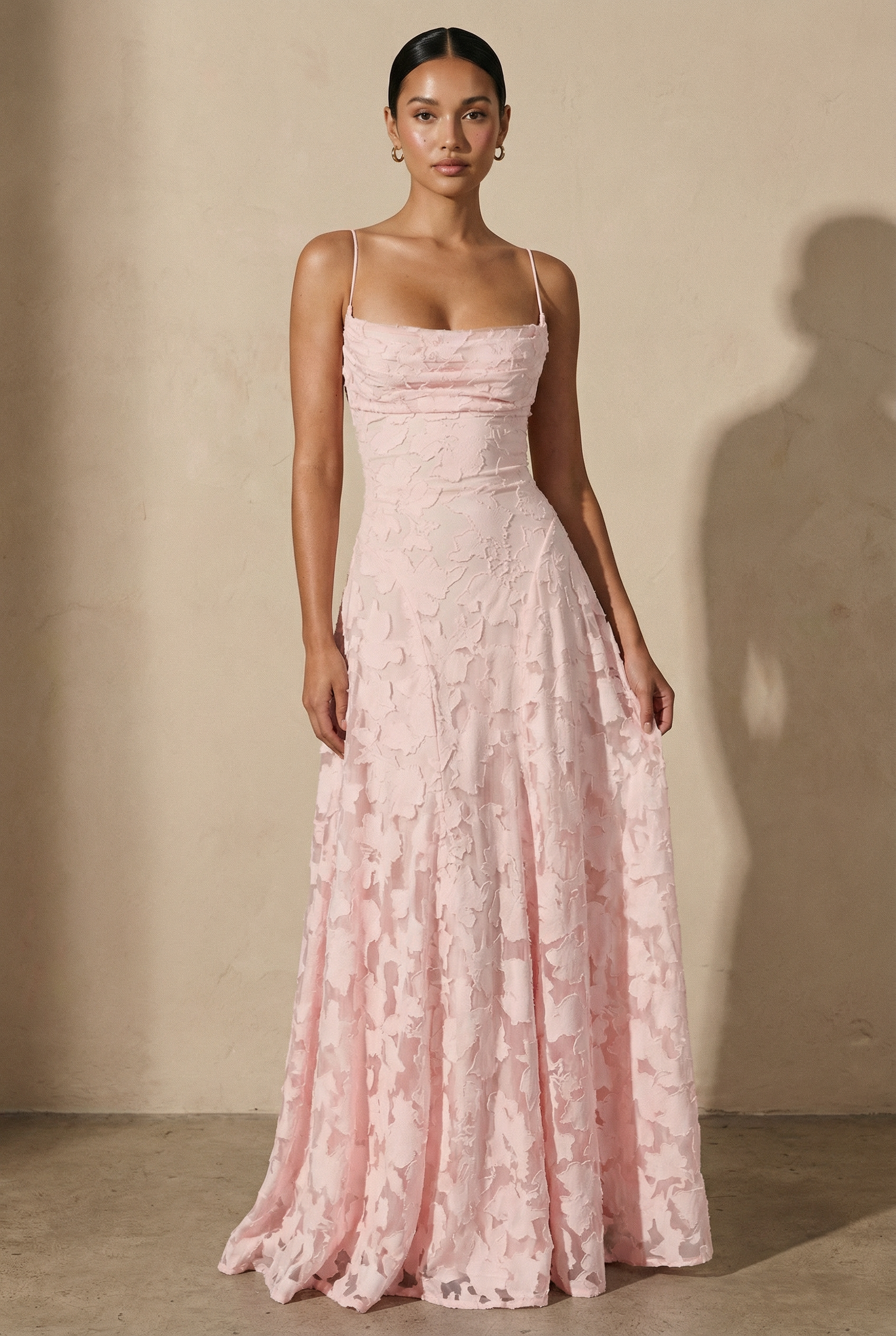 Rosalina Spitzen-Maxikleid mit Wasserfallausschnitt