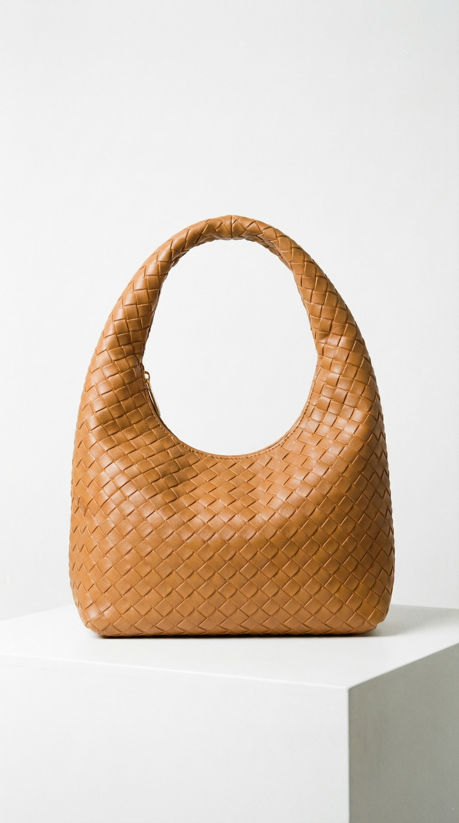 Floriana – Geflochtene Hobo-Tasche in Lederoptik