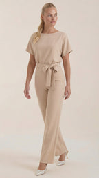 Jumpsuit Damen mit Rundhalsausschnitt und Bindegürtel – Margaux