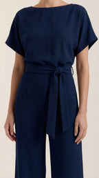 Jumpsuit Damen mit Rundhalsausschnitt und Bindegürtel – Margaux