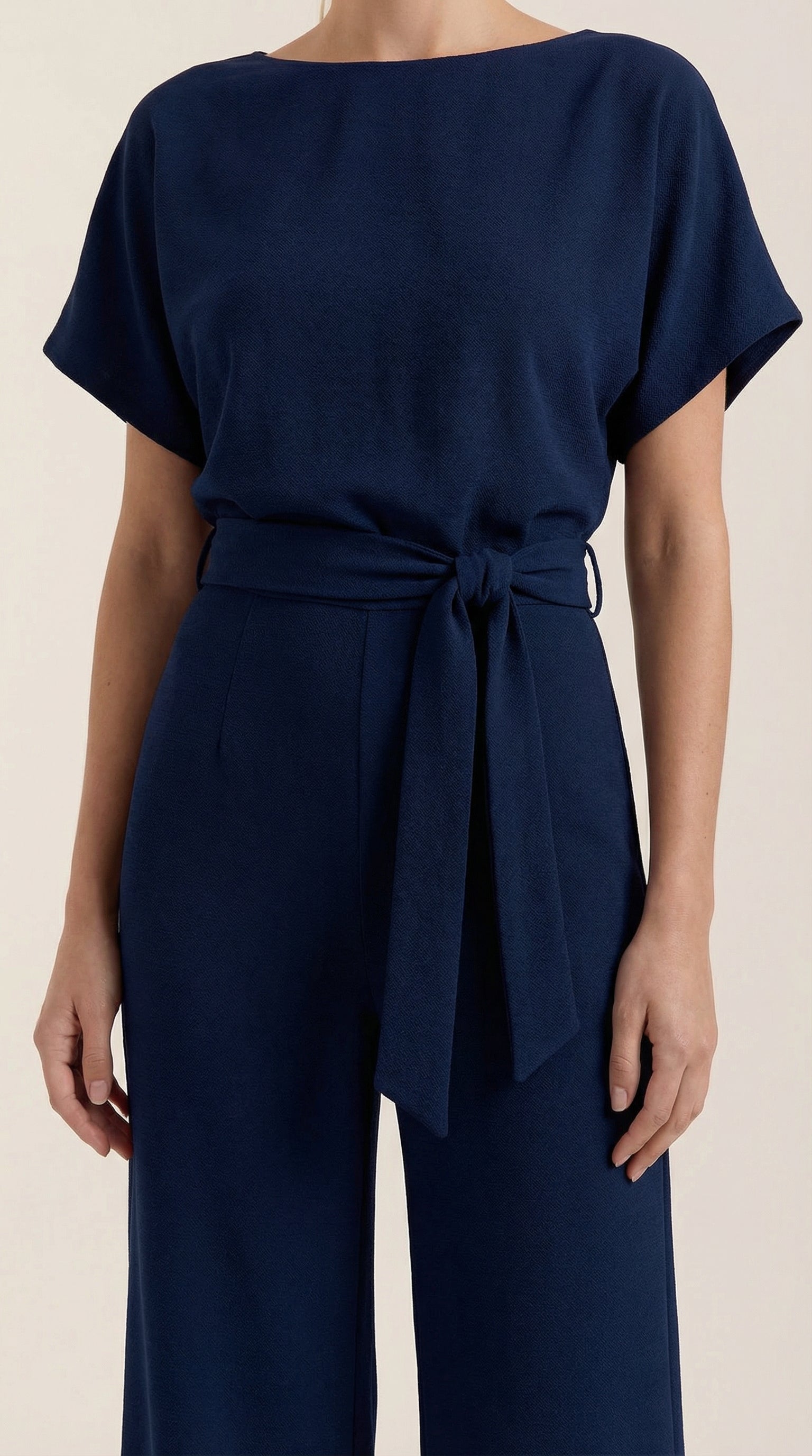 Jumpsuit Damen mit Rundhalsausschnitt und Bindegürtel – Margaux