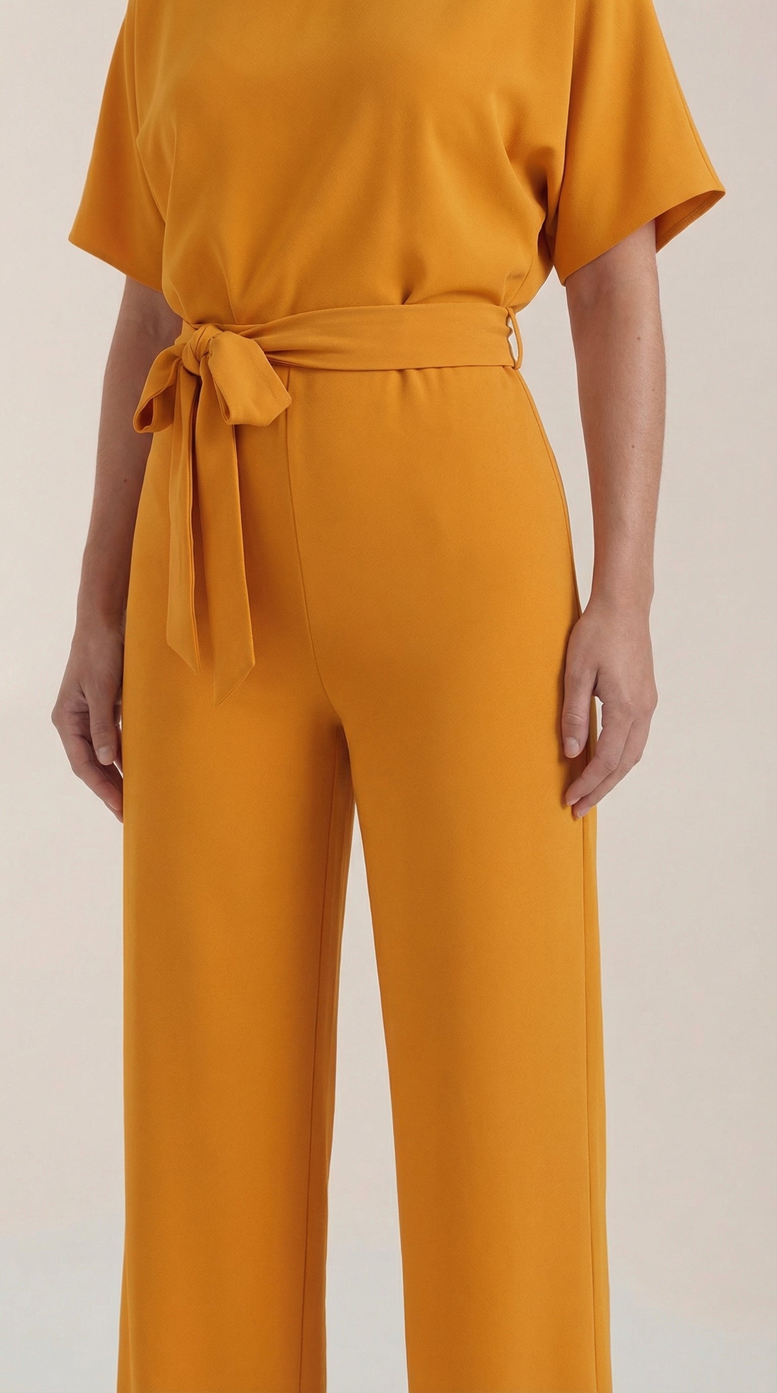Jumpsuit Damen mit Rundhalsausschnitt und Bindegürtel – Margaux