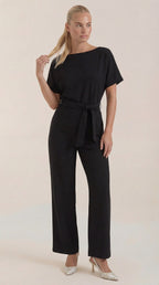 Jumpsuit Damen mit Rundhalsausschnitt und Bindegürtel – Margaux