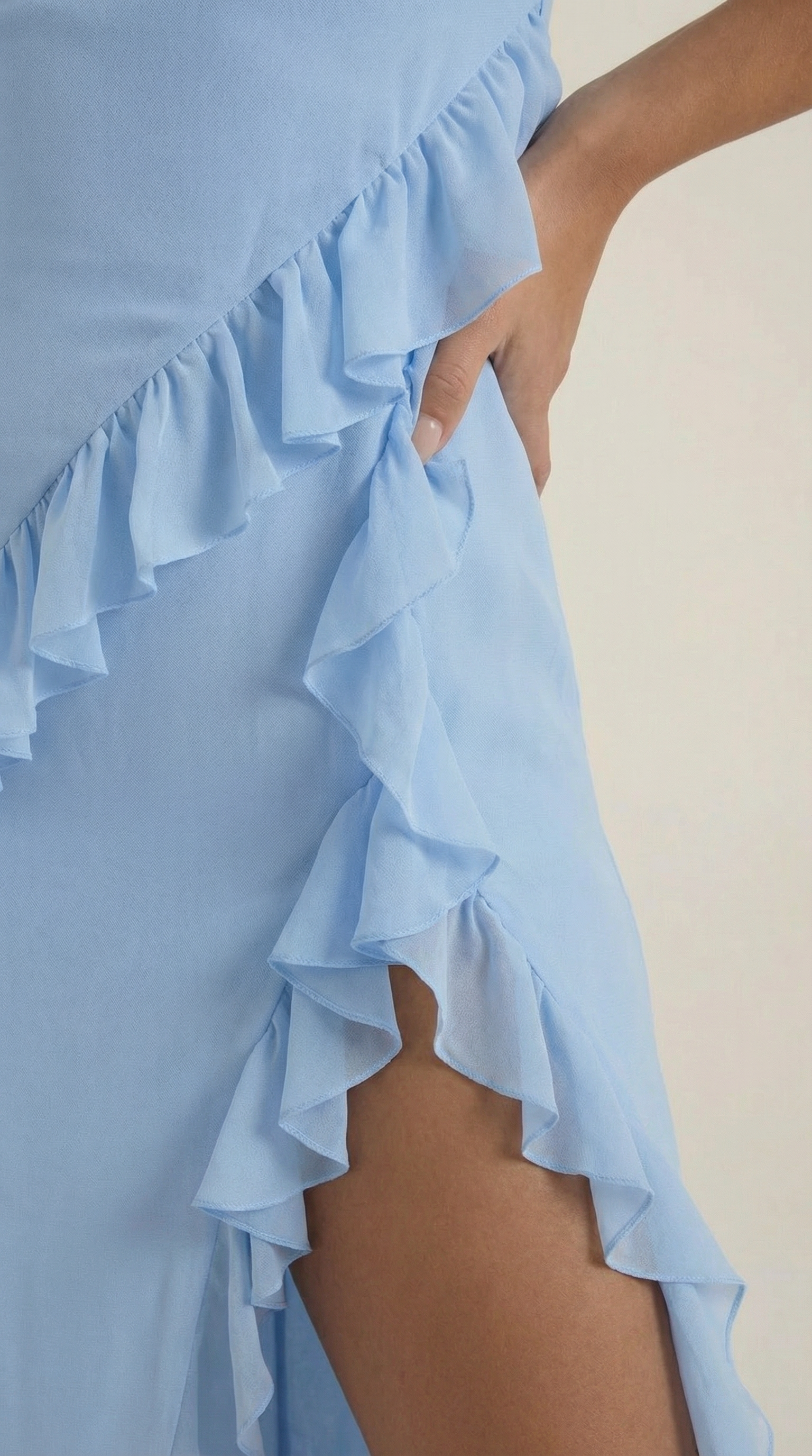Abendkleid Damen mit Rüschenkaskade und Beinschlitz – Valentina